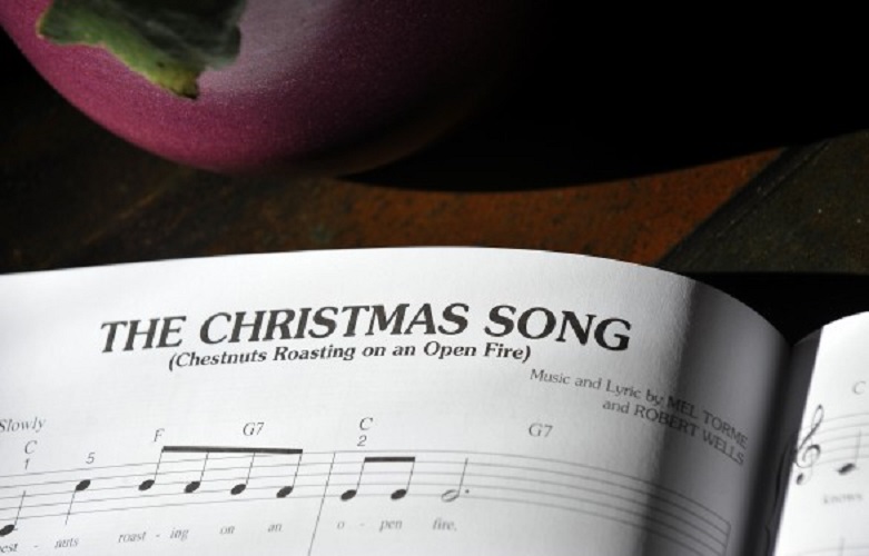 Natale non è Natale senza una bella canzone da canticchiare sotto l’albero: origini e tradizioni nel mondo
