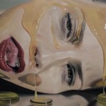 Mike Dargas e le sue Honey Faces: dipinti di volti di donna imbrattati nel miele