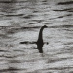 La storia delle fotografie false di Nessie, il mostro di Loch Ness