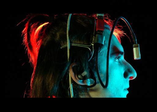 Neil Harbisson: il primo uomo cyborg ascolta i colori grazie all’eyeborg
