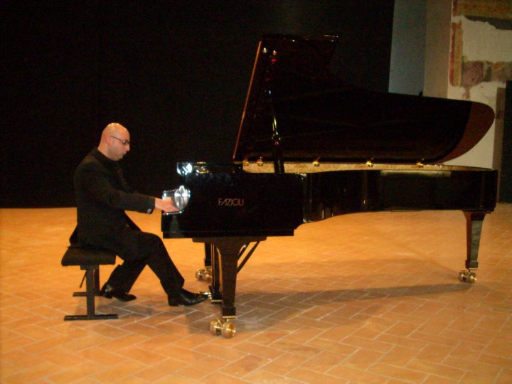 Intervista di Irma Silletti al pianista lucano Alessandro Vena: quando sacrificio e talento diventano una professione