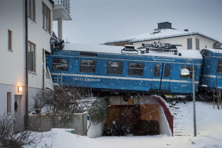 Svezia: ventenne ruba un treno che deraglia ed entra in una casa